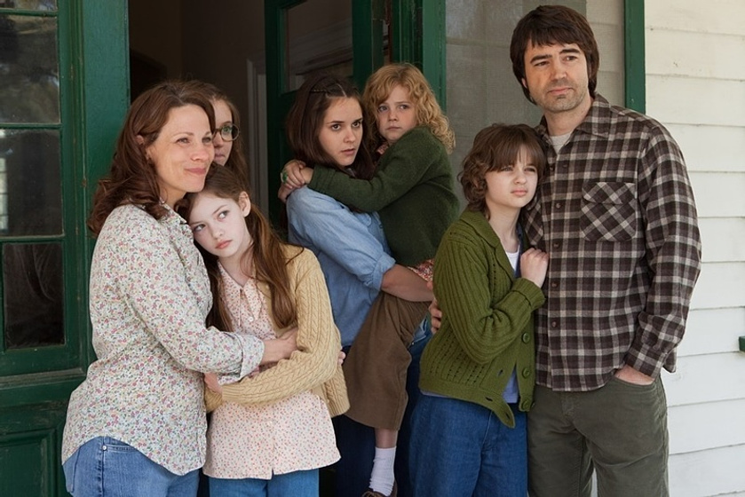 Lili Taylor, Ron Livingston, Hayley McFarland, Joey King, Shanley Caswell, Mackenzie Foy y Kyla Deaver en Expediente Warren. The Conjuring