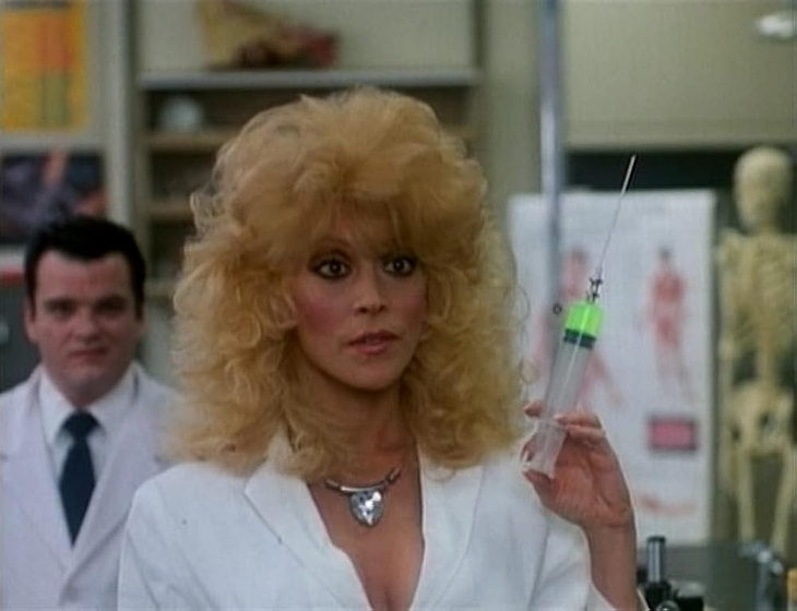 Raymond O'Connor y Judy Landers en Dr. Alien