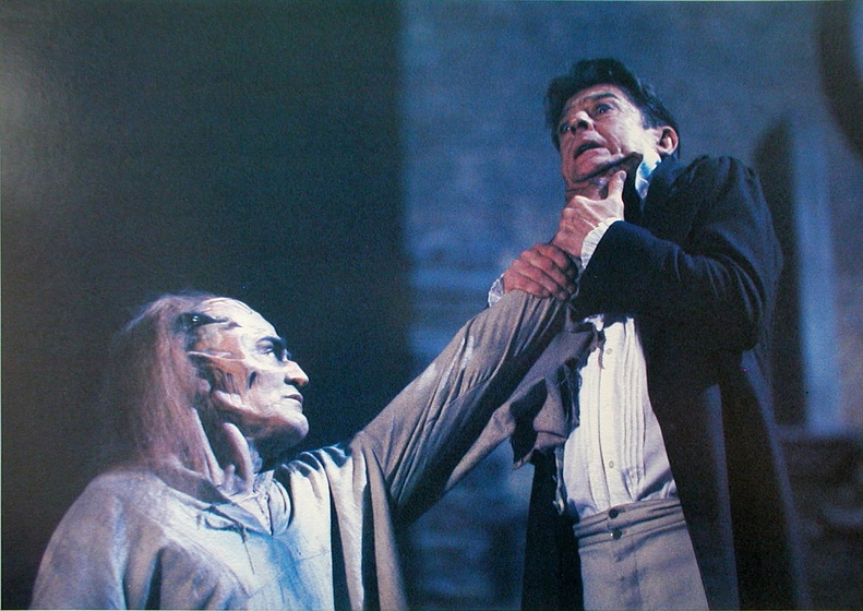 Nick Brimble y John Hurt en La Resurrección de Frankenstein