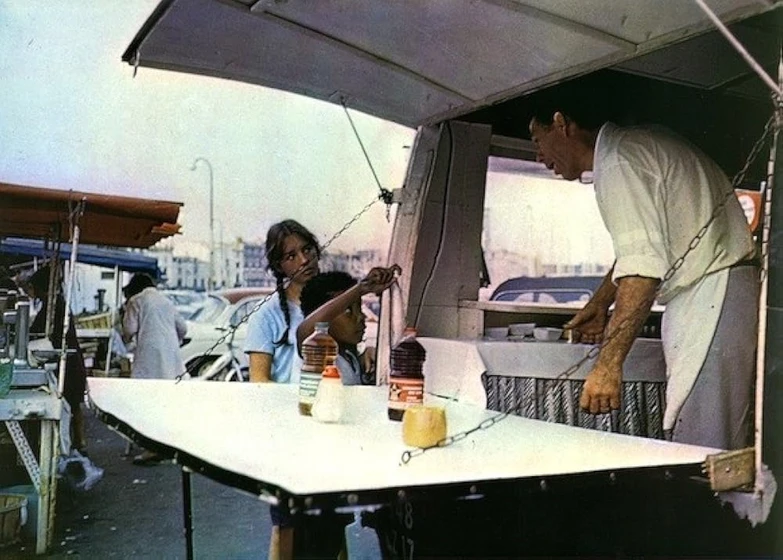 Isabelle Adjani y Claude Amazan en le-petit-bougnat