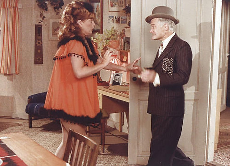 Ove Sprogøe y Kirsten Walther en the-olsen-gang-goes-to-war