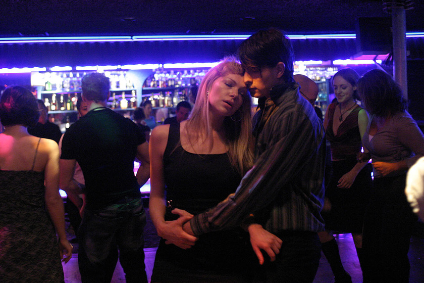 Brandon Routh y Laura Prepon en Karla