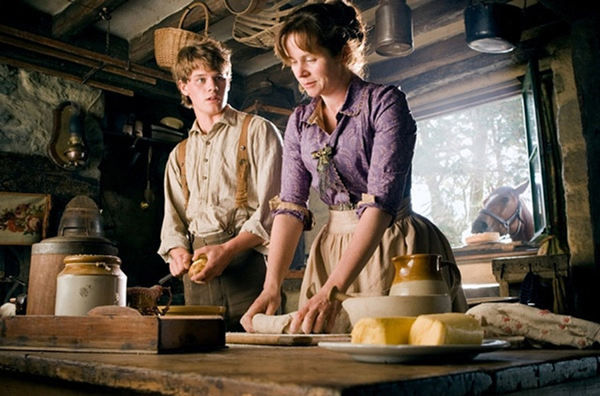 Emily Watson y Jeremy Irvine en War Horse (Caballo de batalla)