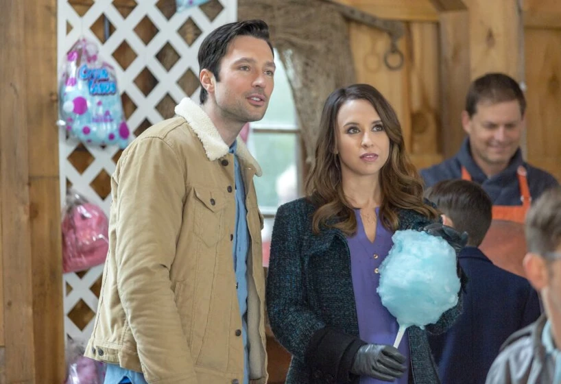 Lacey Chabert y Carlo Marks en a-la-luz-de-la-luna