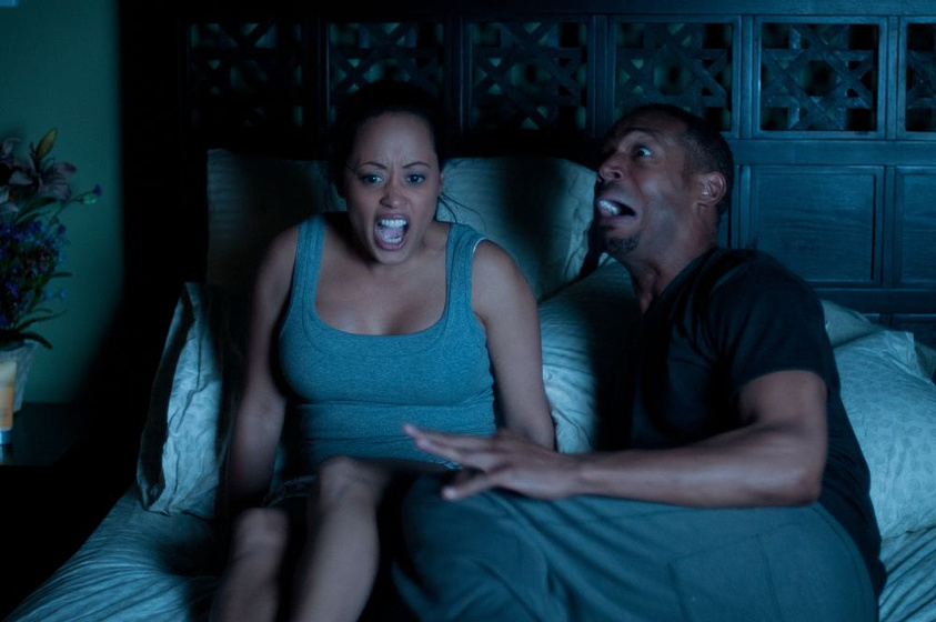 Marlon Wayans y Essence Atkins en Paranormal Movie