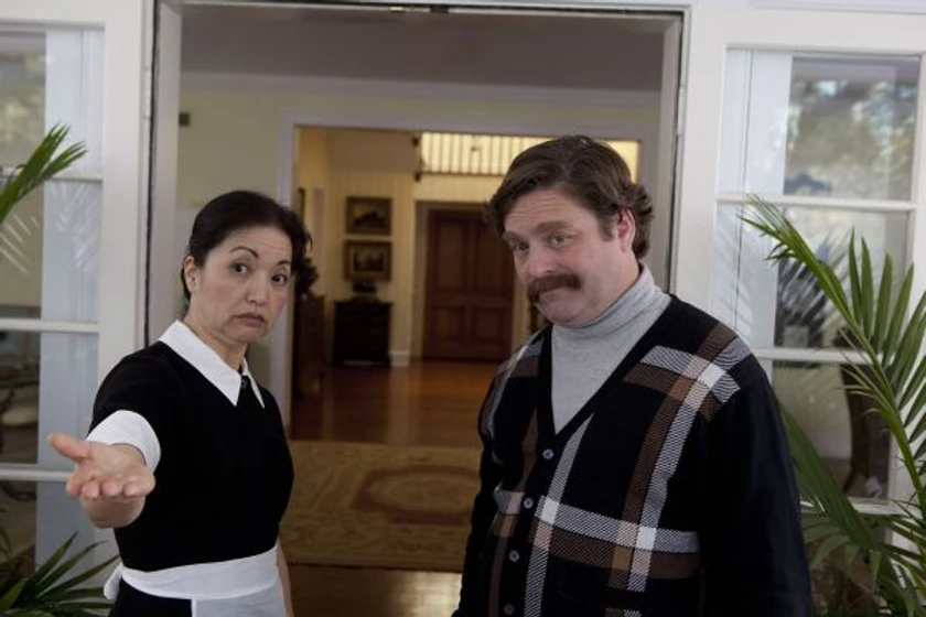 Zach Galifianakis y Karen Maruyama en en-campana-todo-vale
