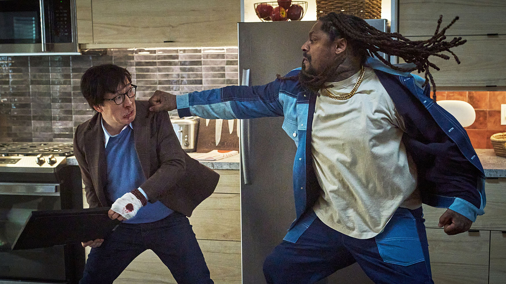 Jonathan Ke Quan y Marshawn Lynch en Este Amor sí que duele