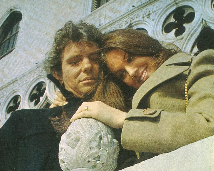 Mark Burns y Lynne Frederick en Largo Retorno
