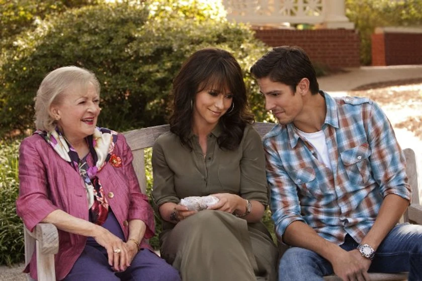 Jennifer Love Hewitt, Betty White y Sean Faris en el-san-valentin-perdido