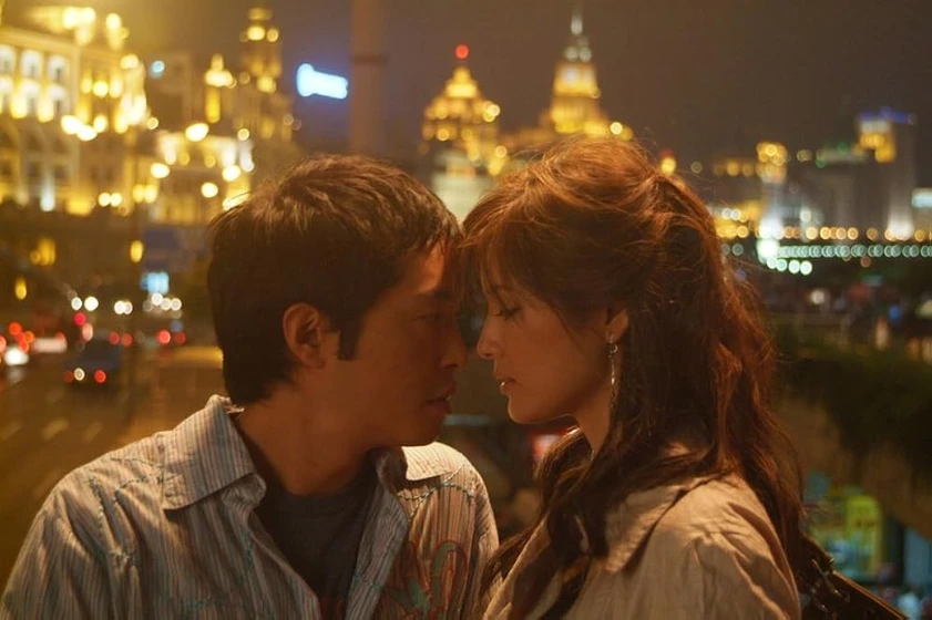 Ken Leung y Kelly Hu en shanghai-kiss