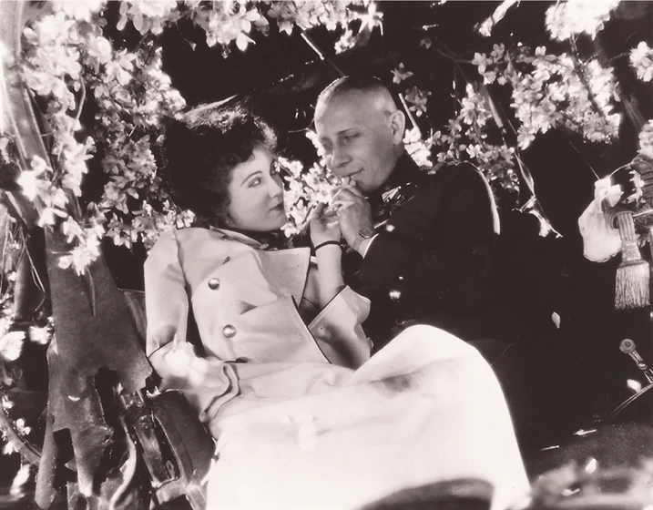 Erich von Stroheim y Fay Wray en la-marcha-nupcial