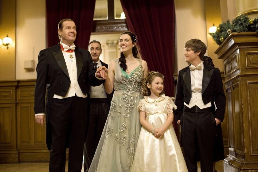 Roger Moore, Katie McGrath, Sam Heughan, Travis Turner y Leilah de Meza en La Princesa de Castlebury Hall