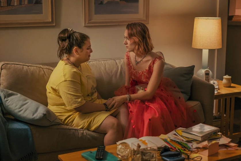 Saoirse Ronan y Beanie Feldstein en lady-bird