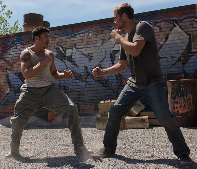 Paul Walker y David Belle en brick-mansions-la-fortaleza
