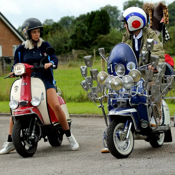 Sacha Parkinson y Patrick McNamee en destino-a-brighton
