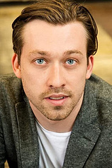 picture of actor Simon Stone
