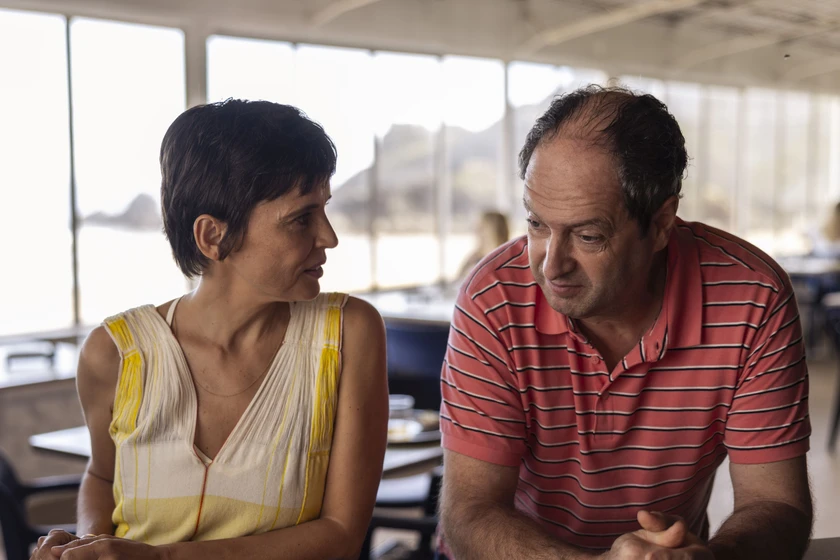 Elena Anaya y Josean Bengoetxea en hermanas-2026