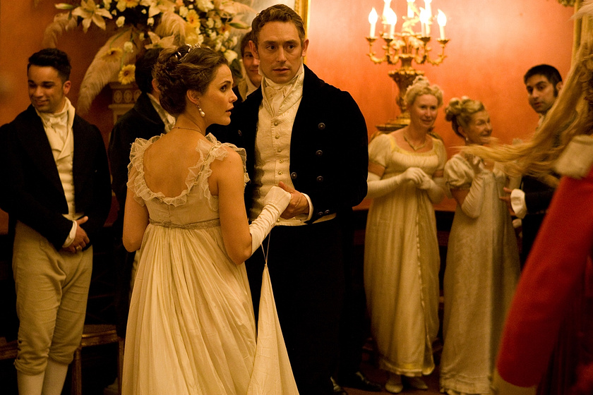 JJ Feild y Keri Russell en En Tierra de Jane Austen
