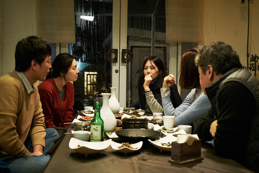Jae-yeong Jeong y Kim Min-hee en En la playa sola de noche