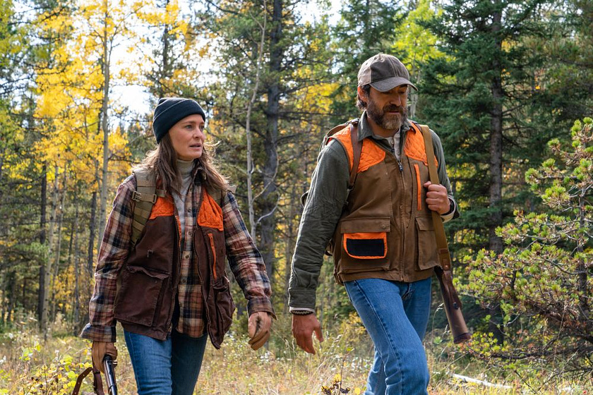 Robin Wright y Demián Bichir en En un Lugar salvaje