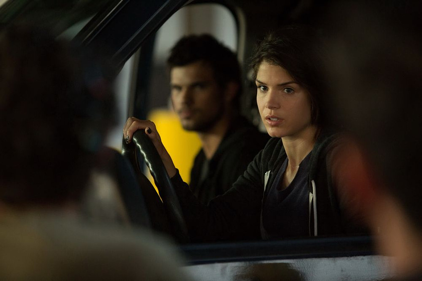 Marie Avgeropoulos en Tracers