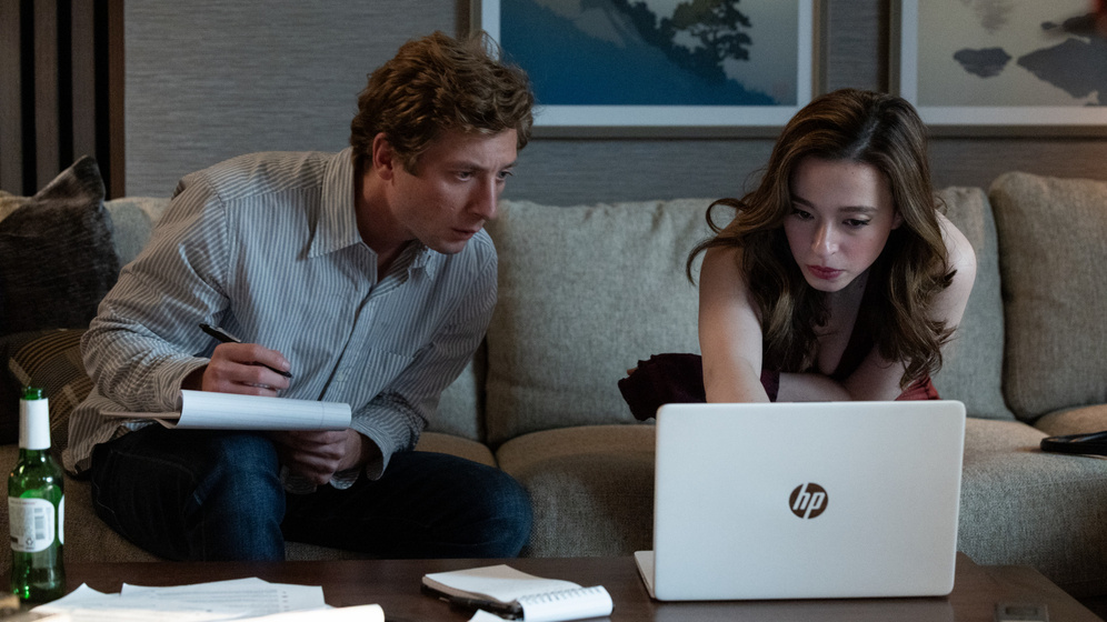 Jeremy Allen White y Mikey Madison en el-precio-de-la-red