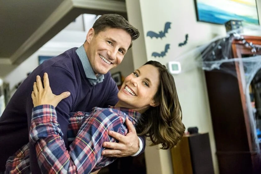 Sam Jaeger y Ashley Williams en un-beso-en-otono