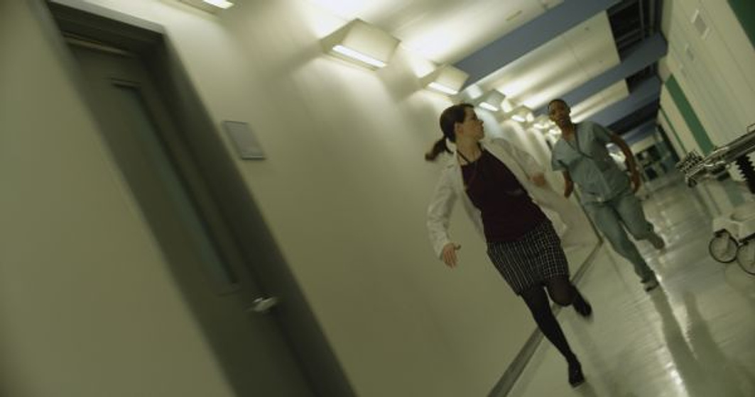Emily Hampshire en Retornados