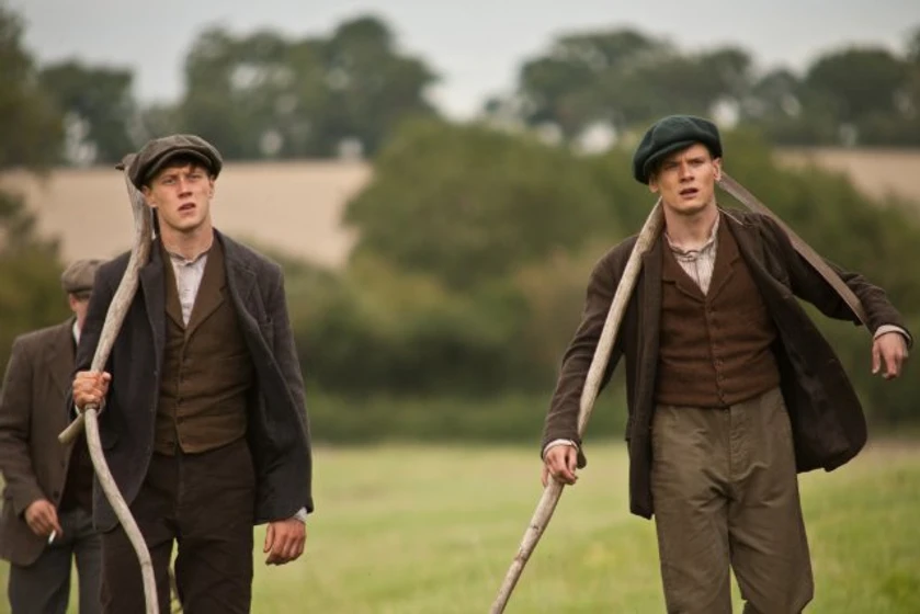 George MacKay y Jack O'Connell en soldado-peaceful