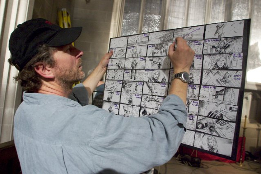 Alexander Witt en Resident Evil 2: Apocalipsis (El director con unos artworks)