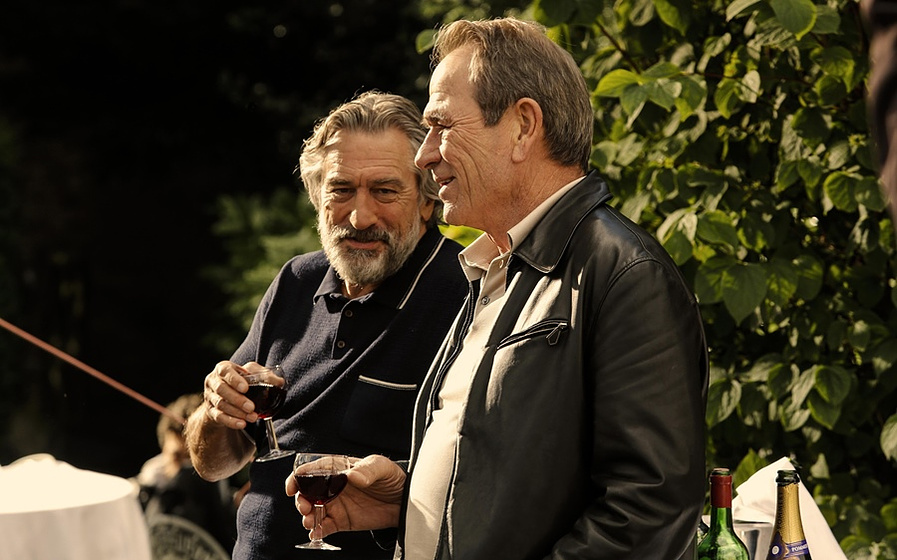 Robert De Niro y Tommy Lee Jones en Malavita
