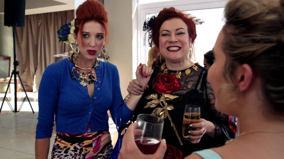 Jennifer Tilly y Amy Louise Wilson en una-cenicienta-moderna-el-papel-de-su-vida