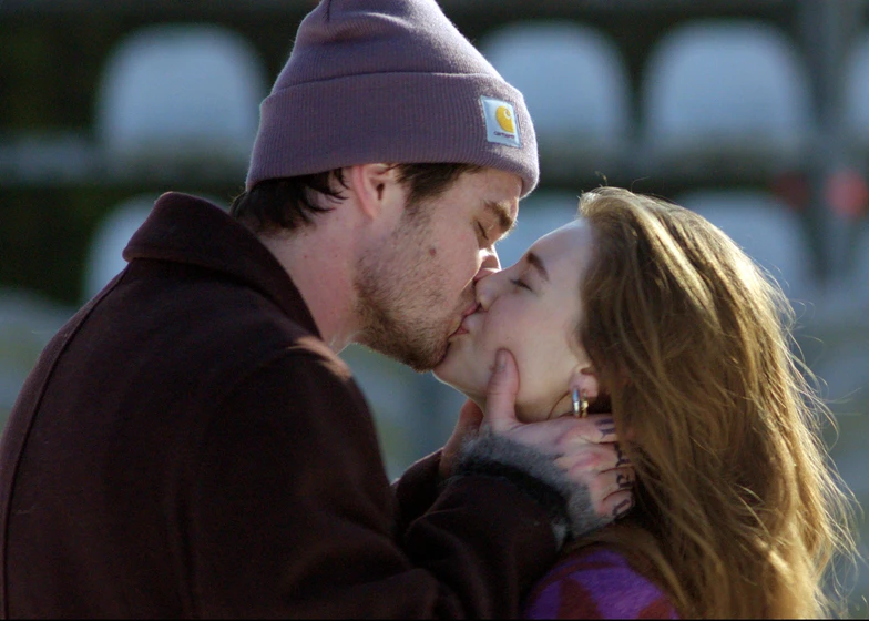 Chase Stokes y Sydney Taylor en almas-marcadas-rule-shaw