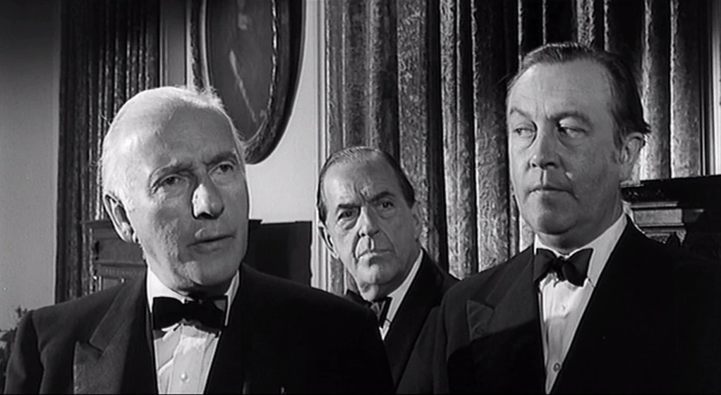 Stanley Holloway, Wilfrid Hyde-White y Dennis Price en diez-negritos