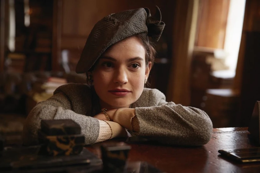 Lily James en la-sociedad-literaria-y-el-pastel-de-piel-de-patata