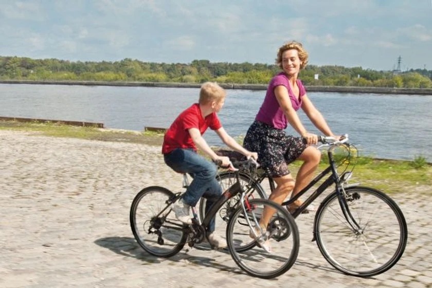 Cécile de France y Thomas Doret en el-nino-de-la-bicicleta
