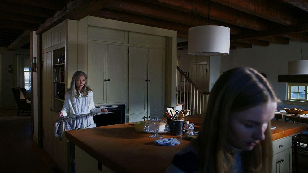 Deanna Dunagan y Olivia DeJonge en La Visita