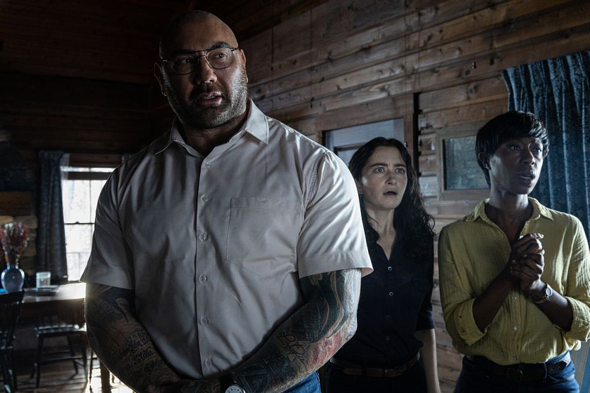 Nikki Amuka-Bird, Dave Bautista y Abby Quinn en Llaman a la Puerta