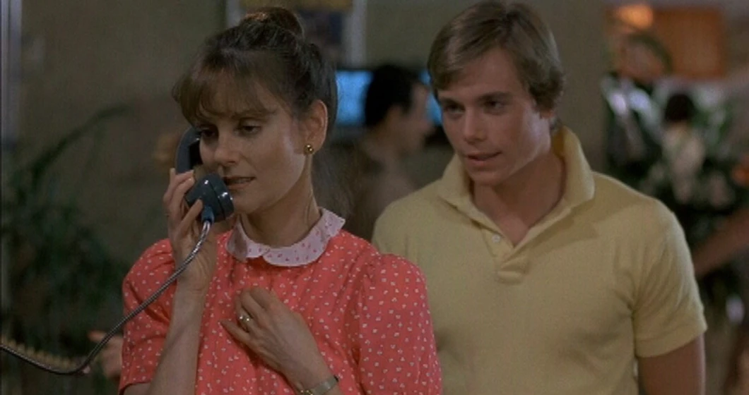 Christopher Atkins y Lesley Ann Warren en una-noche-en-el-cielo