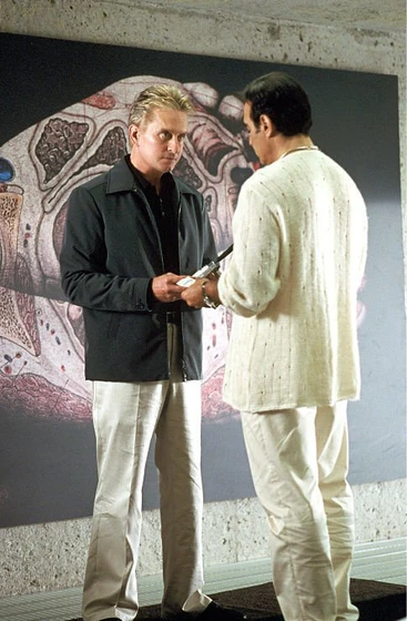 Michael Douglas y David Suchet en hasta-que-la-muerte-los-separe