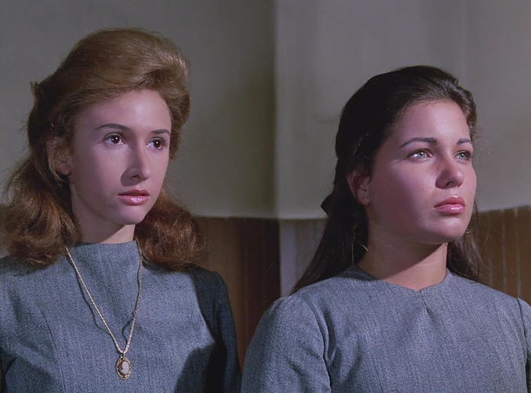 Victoria Vera y Sandra Mozarowsky en el-colegio-de-la-muerte