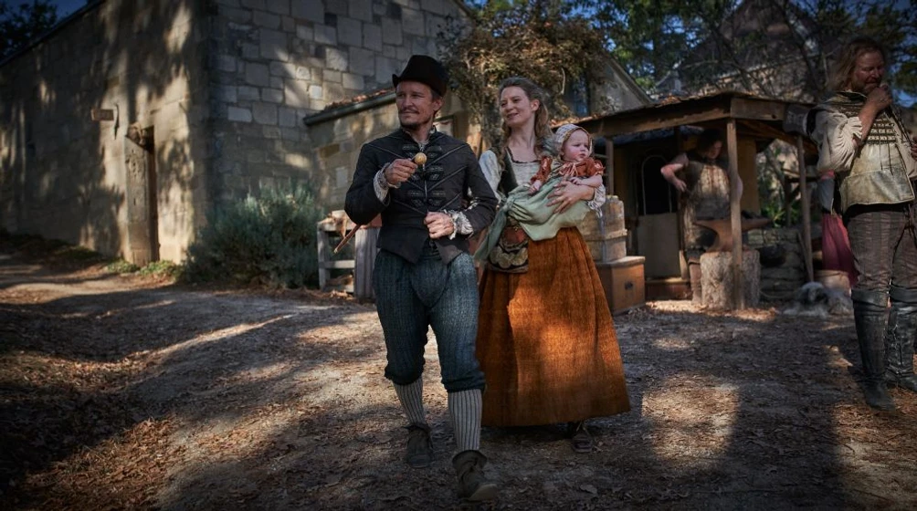 Mia Wasikowska y Damon Herriman en judy-punch