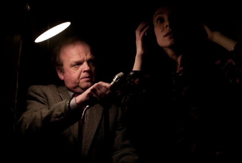 Toby Jones y Tonia Sotiropoulou en berberian-sound-studio