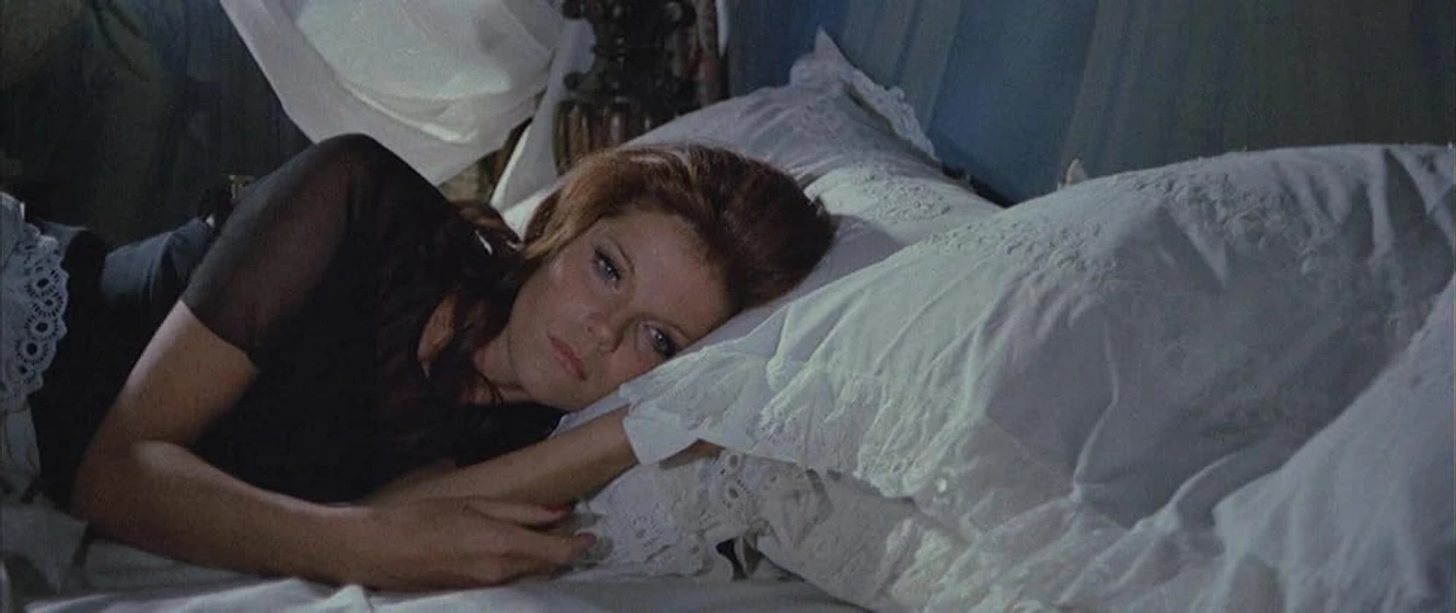Samantha Eggar en el-dios-de-la-muerte-asesina-otra-vez
