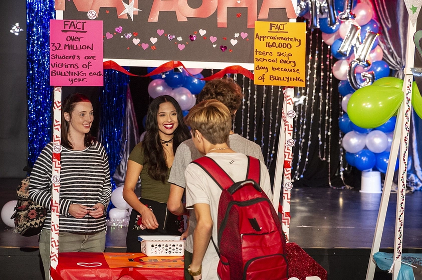 Kayleigh Shikanai y Hayley Berketa en la-reina-asesina-del-baile