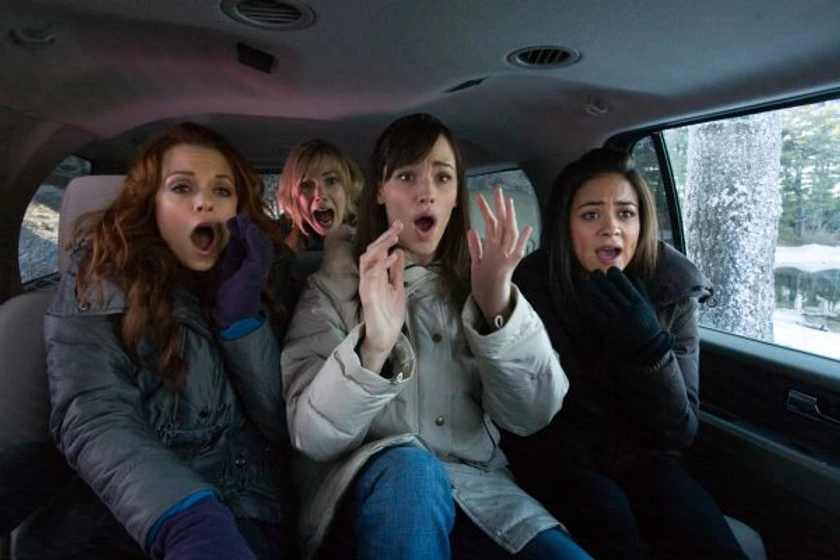 Jennifer Garner, Noureen DeWulf y Rachel Boston en los-fantasmas-de-mis-ex-novias
