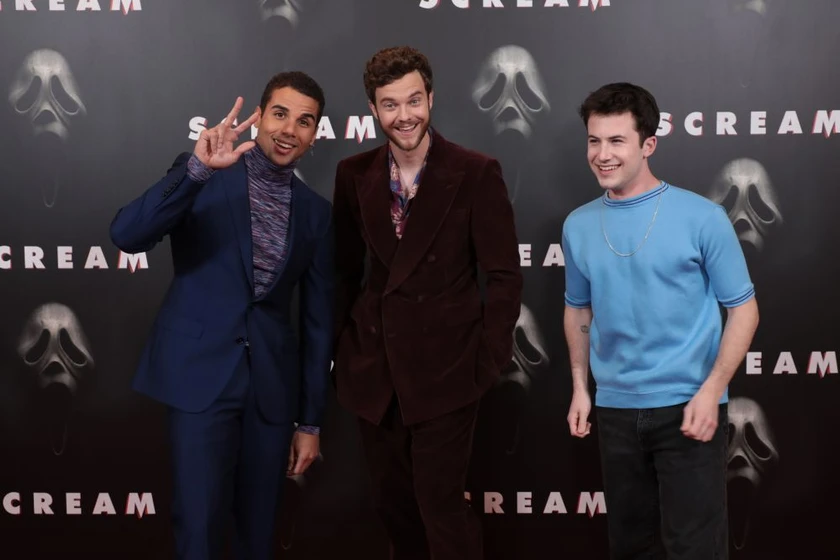 Dylan Minnette, Jack Quaid y Mason Gooding en scream