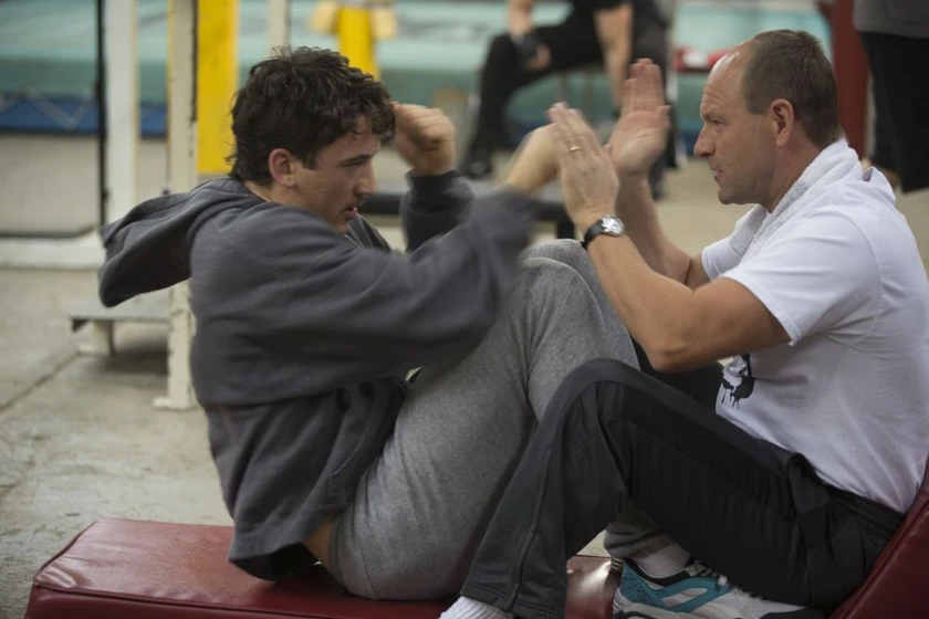 Aaron Eckhart y Miles Teller en bleed-for-this