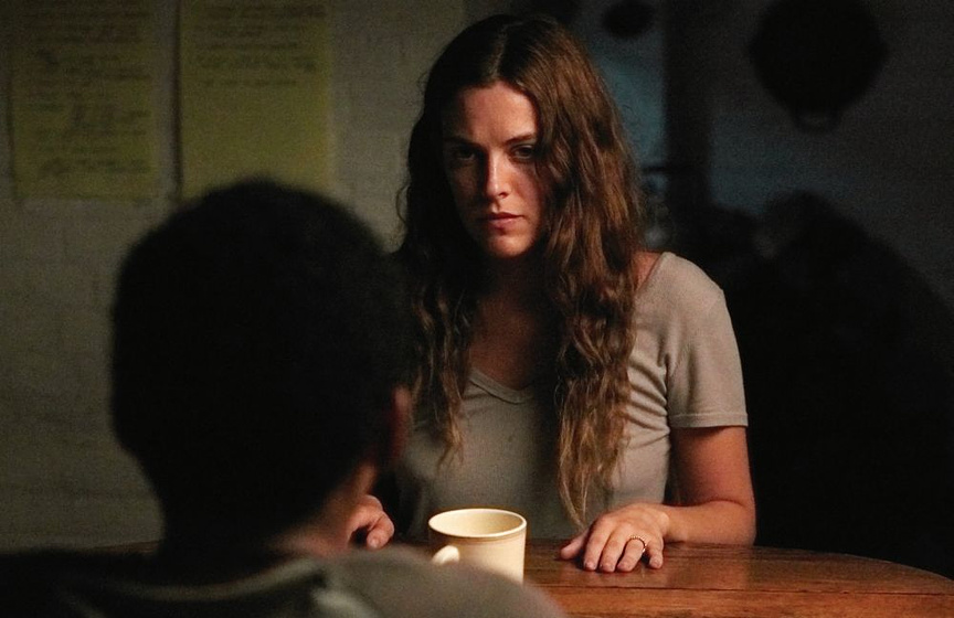 Riley Keough en Llega de Noche