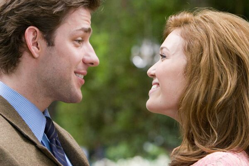 Mandy Moore y John Krasinski en Hasta que el cura nos separe